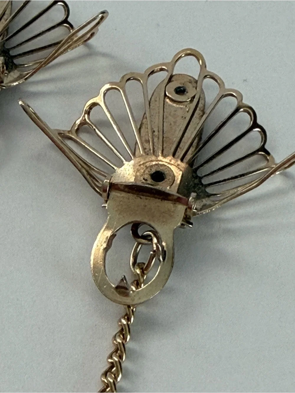 VTG 1960’s Gold Tone Sweater Chain Clip On with Gold Stone Inlay